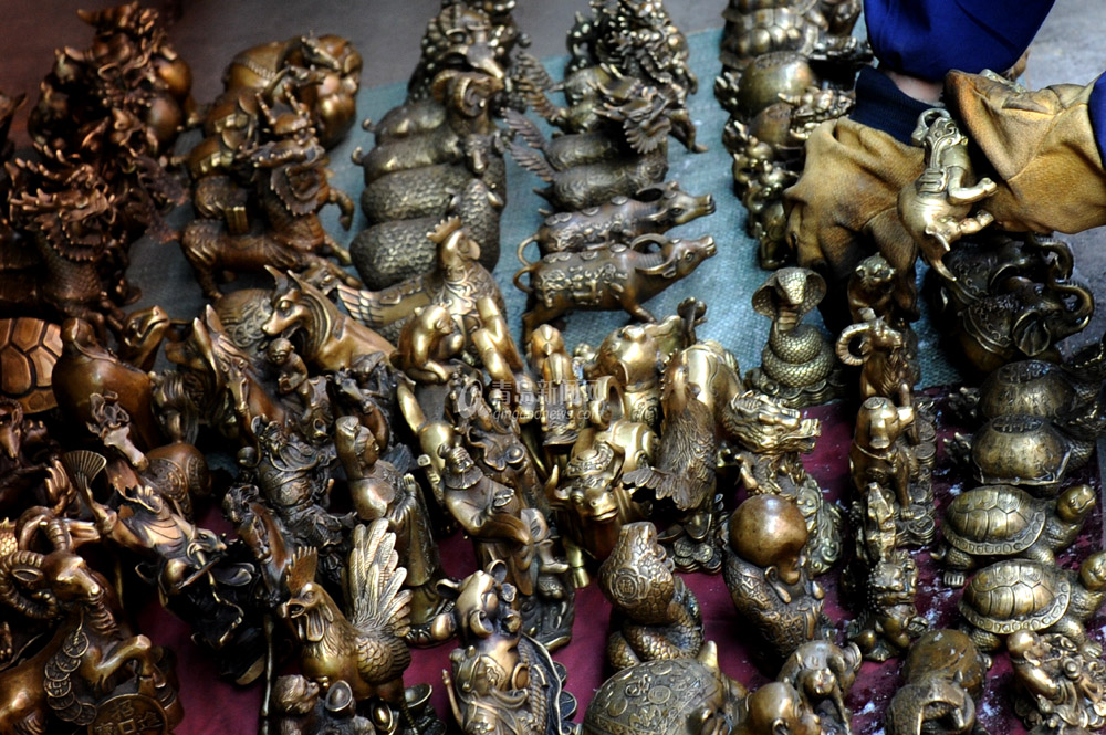 实拍青岛古玩市场 真假难辨暗藏玄机