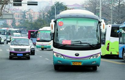 政协会议期间不封路不开道 委员统一乘大巴开会