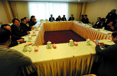 人大代表陆续报到 大会驻地布置简洁装备环保