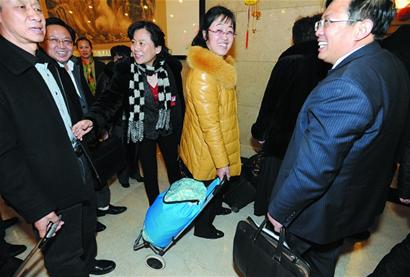 人大代表陆续报到 大会驻地布置简洁装备环保