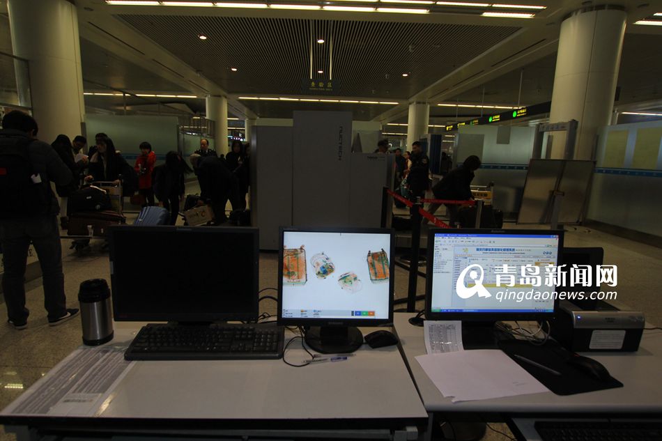 高清：实拍机场检疫犬 轻嗅就能查出违禁物品