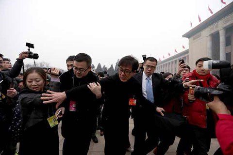 两会瞬间·被围堵的明星委员(组图)