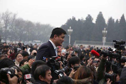 两会瞬间·被围堵的明星委员(组图)