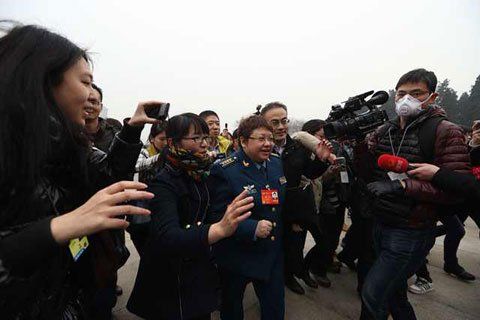 两会瞬间·被围堵的明星委员(组图)