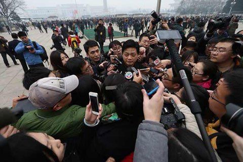 两会瞬间·被围堵的明星委员(组图)