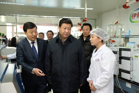 E:\图片\习总书记视察我公司10张图片\习总书记视察伊利液态奶工厂化验室.JPG