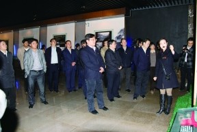 参加第四次主题实践活动的同志在息烽集中营参观学习