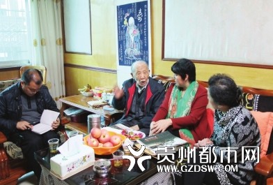 姚晓英正在听郭学圣老人讲述他亲历的抗战故事