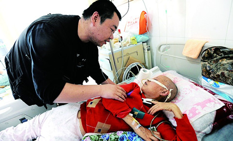 孝子倾家荡产救母 父亲因癌去世母亲自断后路