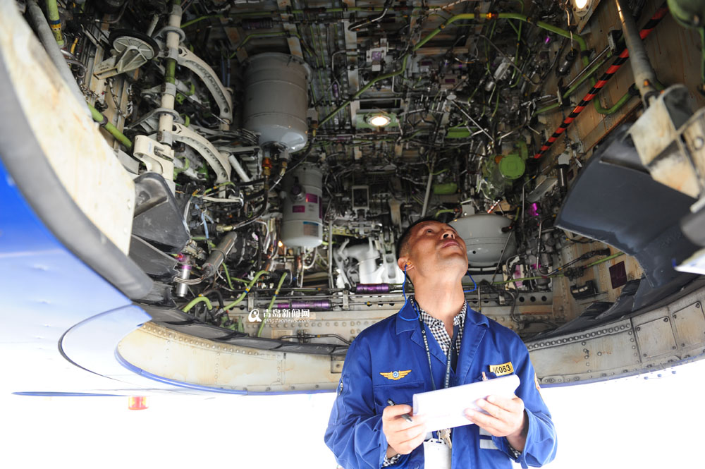 高清：实拍青岛机场飞机检修全程 差错零容忍