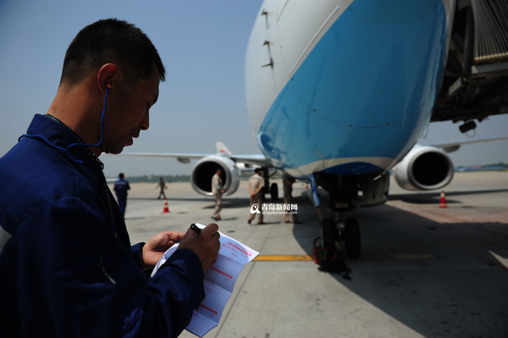 高清：实拍青岛机场飞机检修全程 差错零容忍