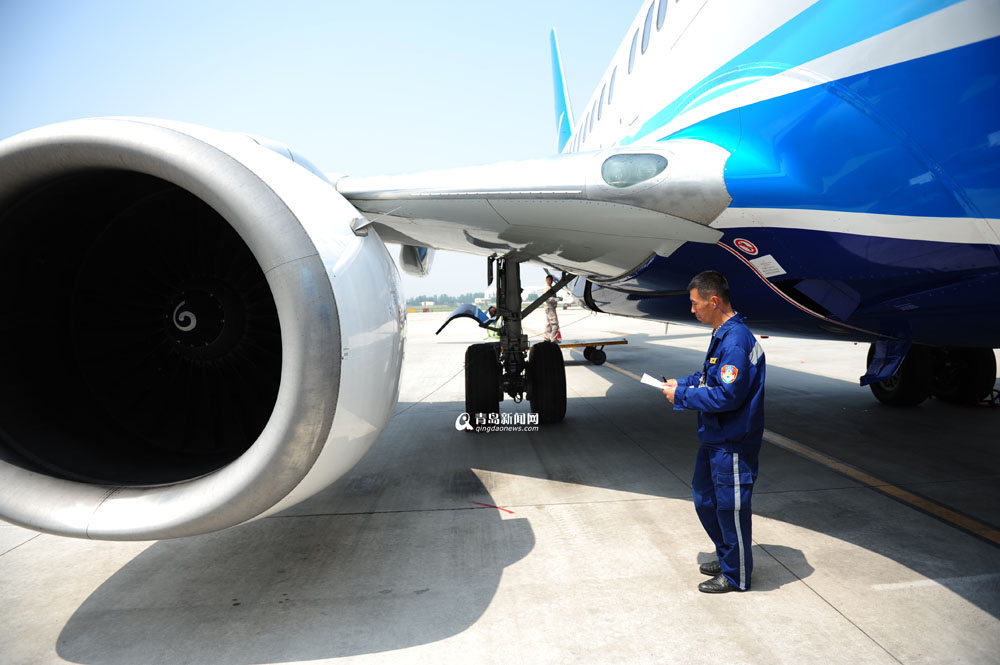 高清：实拍青岛机场飞机检修全程 差错零容忍