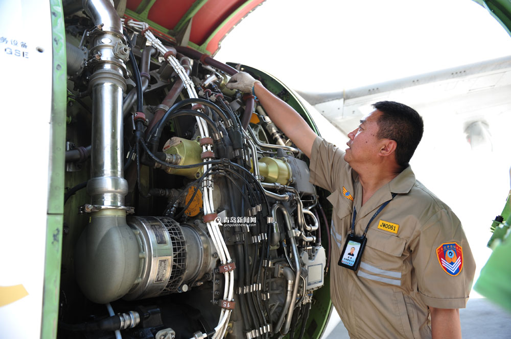 高清：实拍青岛机场飞机检修全程 差错零容忍