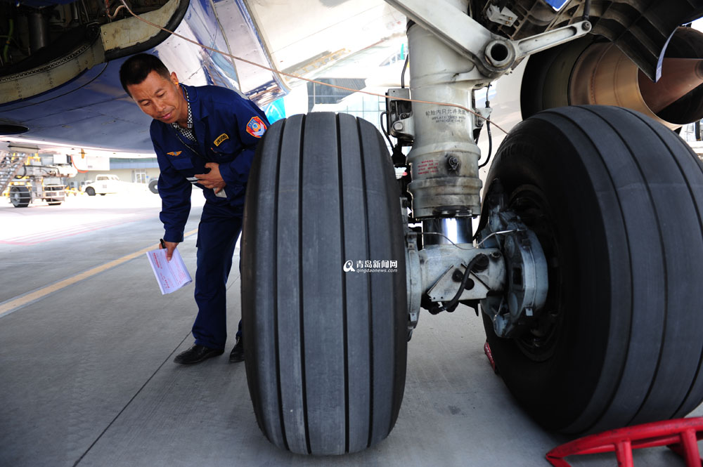 高清：实拍青岛机场飞机检修全程 差错零容忍