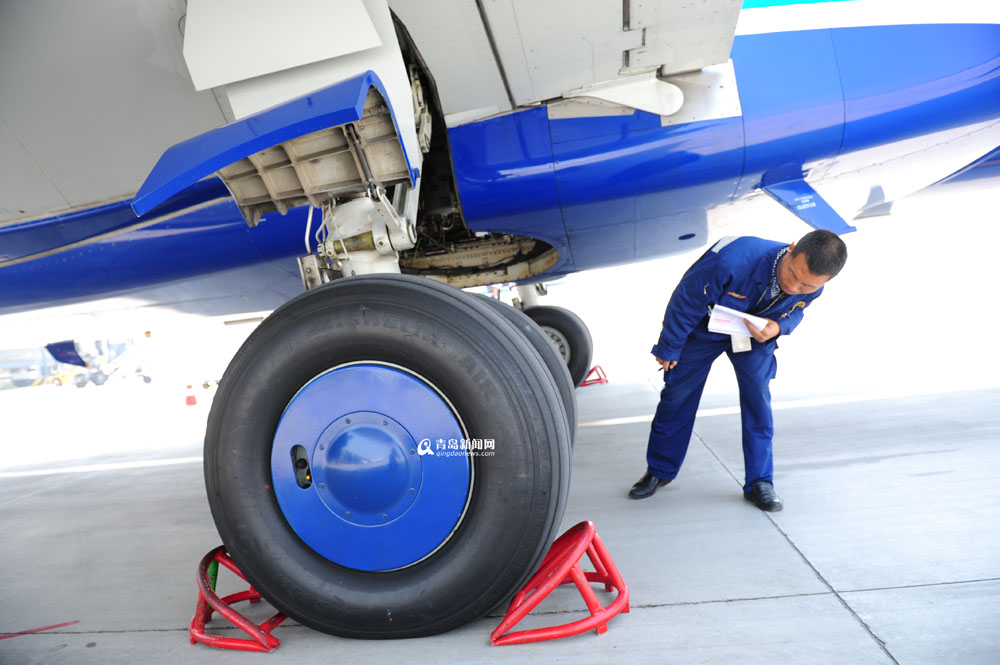 高清：实拍青岛机场飞机检修全程 差错零容忍