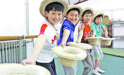 杂技班里的别样童年 倒立翻跟斗一练两三年