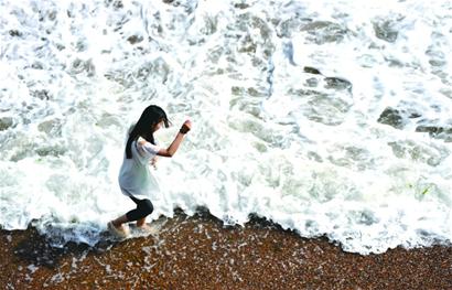 青岛持续高温略有消退降至25.3度 后天降雨 青岛持续高温略有消退降至25.3度 后天降雨