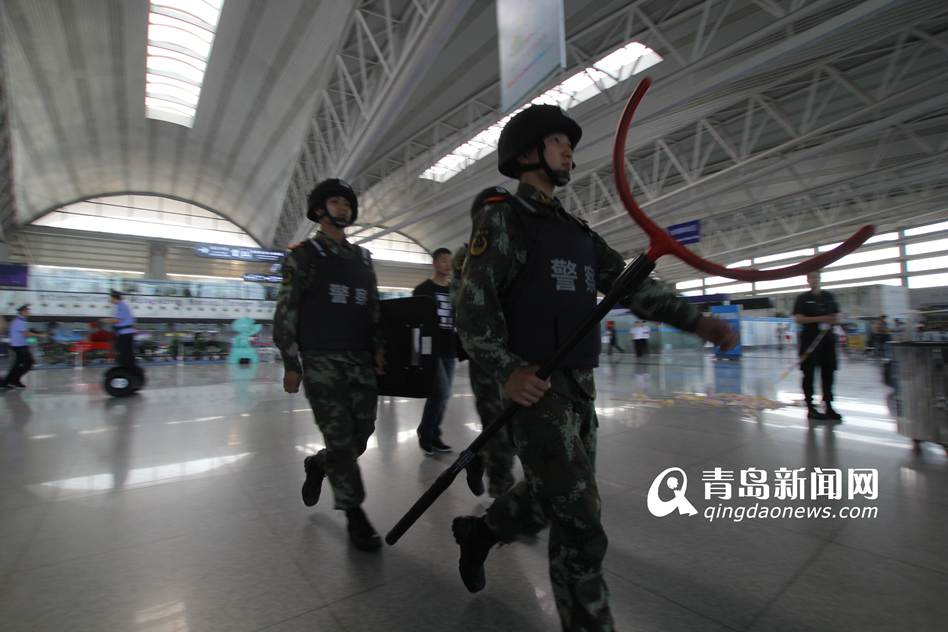 高清：实拍机场反恐演练 