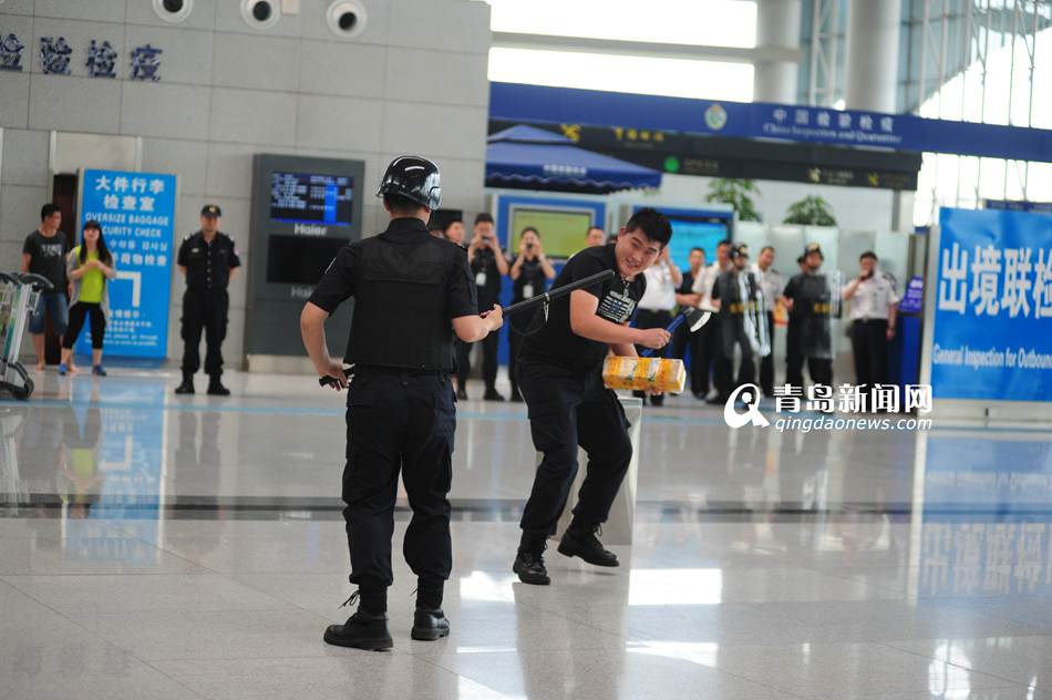 高清：实拍机场反恐演练 