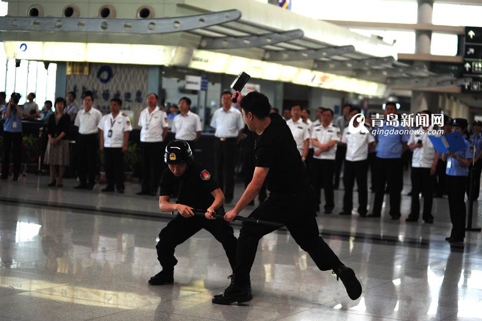 高清：实拍机场反恐演练 