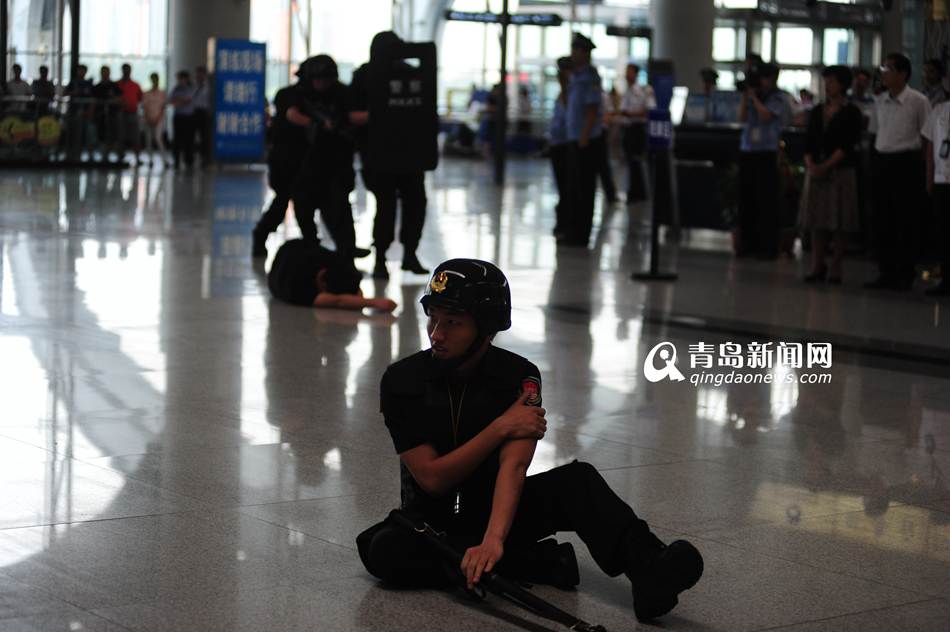 高清：实拍机场反恐演练 