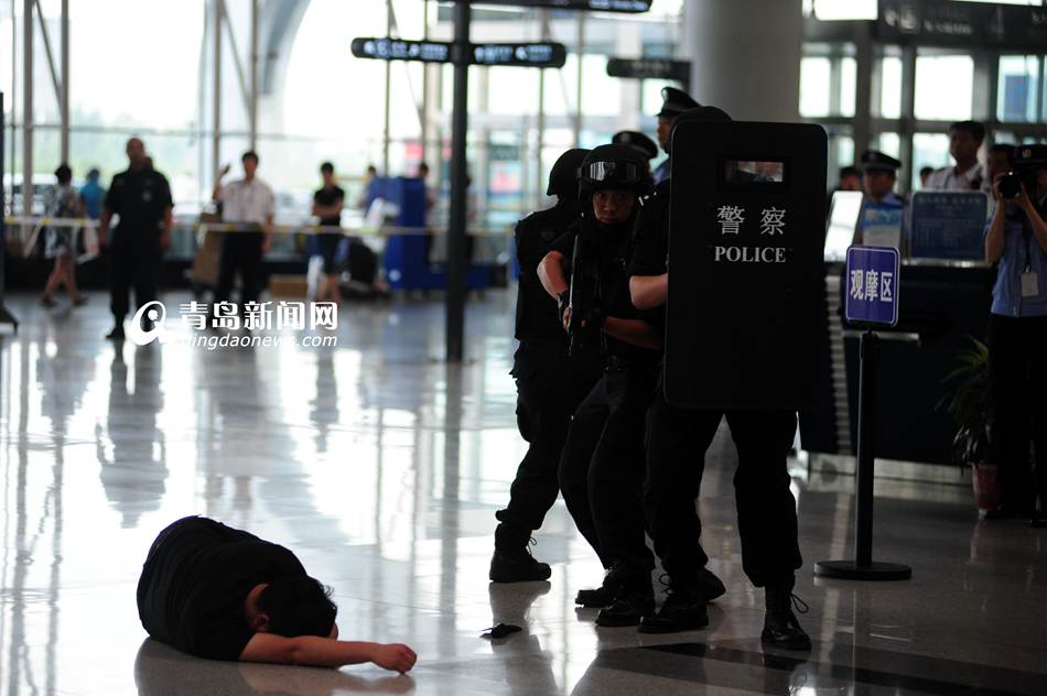 高清：实拍机场反恐演练 