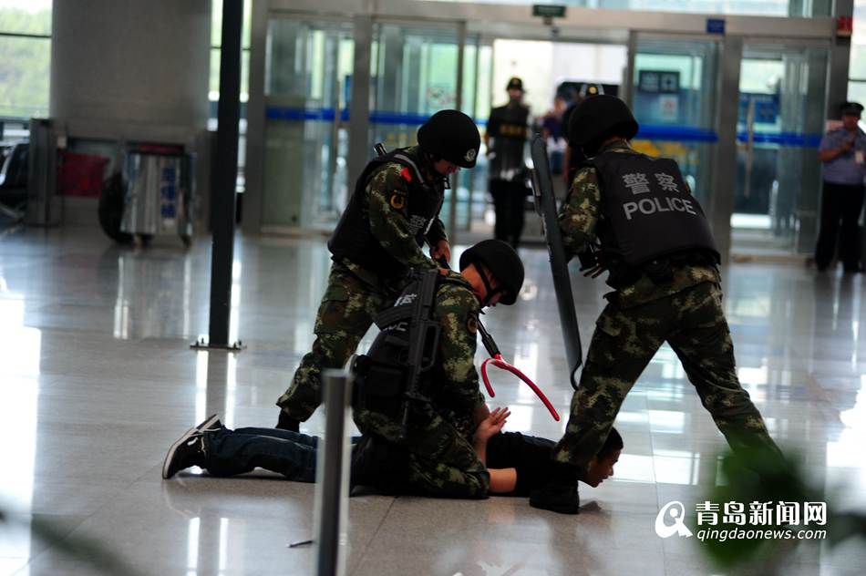 高清：实拍机场反恐演练 