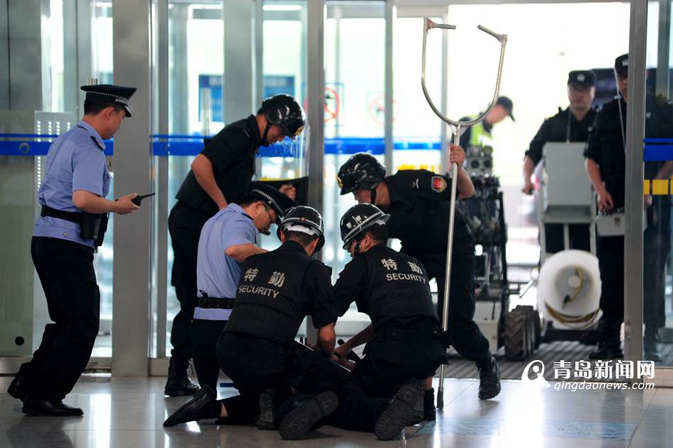 高清：实拍机场反恐演练 