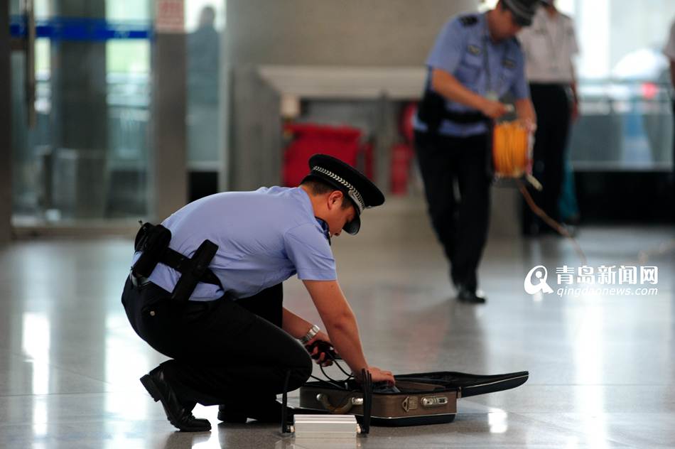 高清：实拍机场反恐演练 