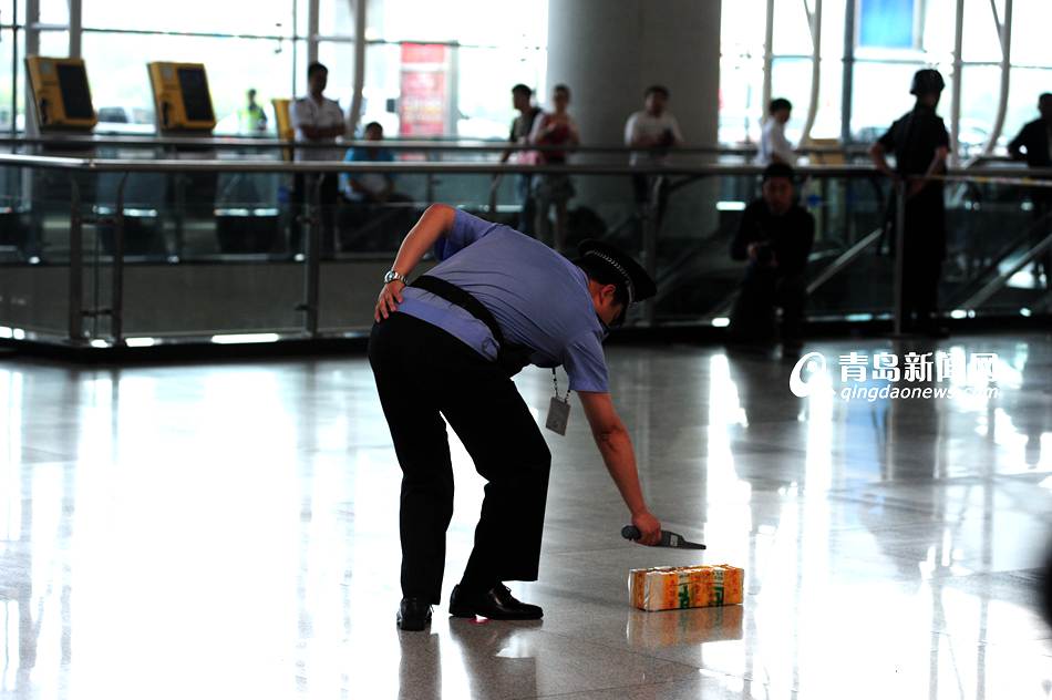 高清：实拍机场反恐演练 