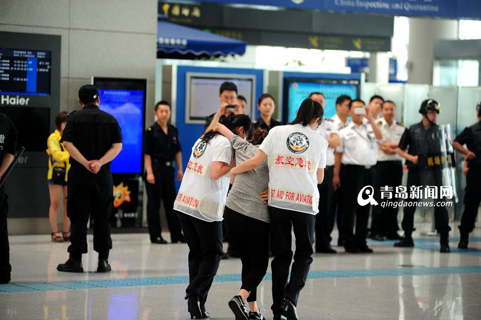 高清：实拍机场反恐演练 