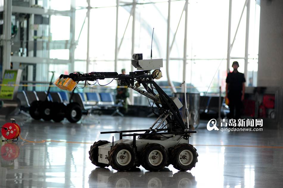 高清：实拍机场反恐演练 