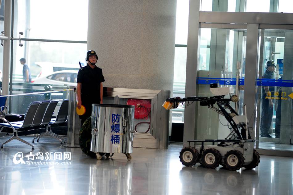 高清：实拍机场反恐演练 