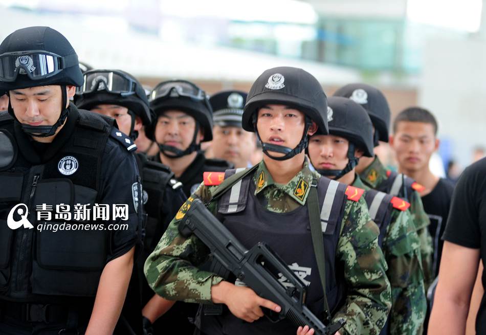 高清：实拍机场反恐演练 