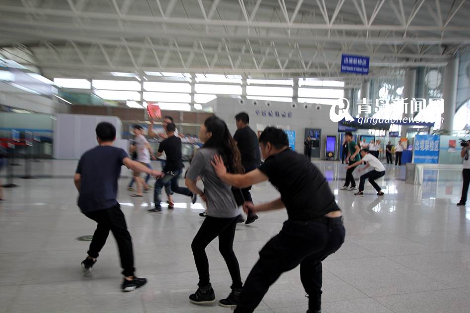 高清：实拍机场反恐演练 