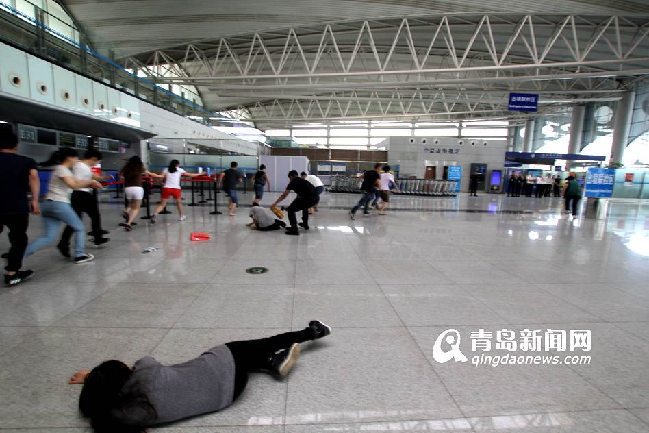 高清：实拍机场反恐演练 