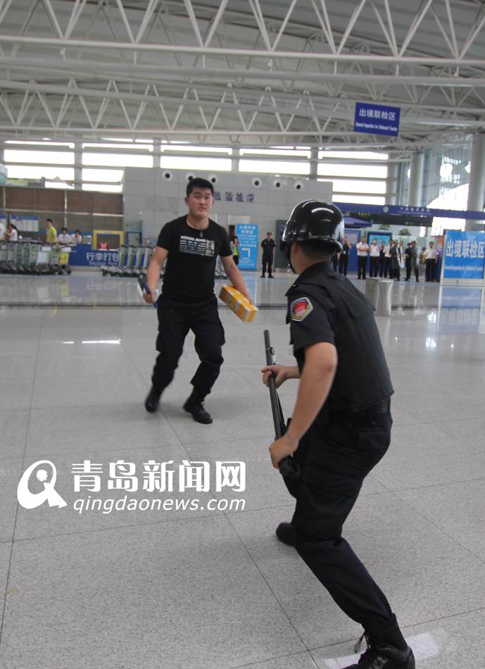 高清：实拍机场反恐演练 