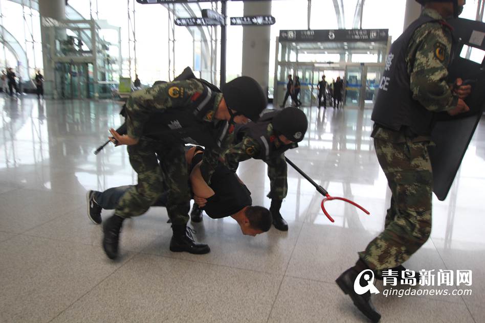 高清：实拍机场反恐演练 