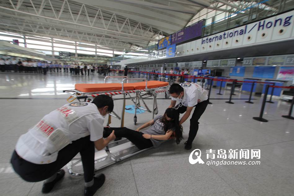 高清：实拍机场反恐演练 