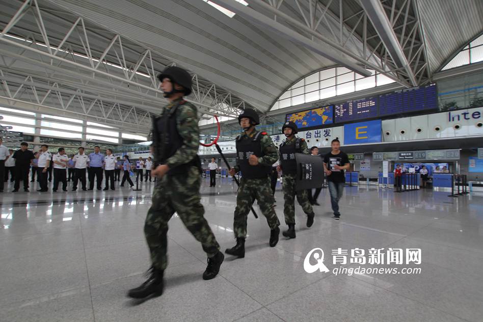高清:实拍机场反恐演练 高清:实拍机场反恐演练