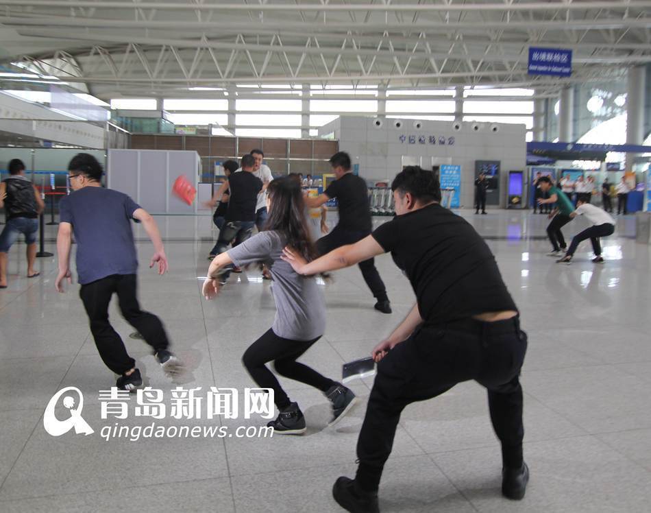 高清：实拍机场反恐演练 