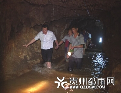 罗建强在金礼刚的陪同下穿过隧道。 罗建强在金礼刚的陪同下穿过隧道。