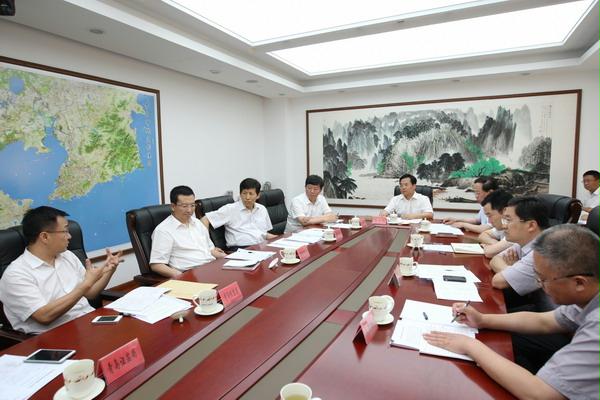 张新起研究部署财政社保资金管理使用工作