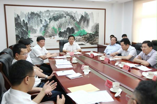 张新起研究部署财政社保资金管理使用工作