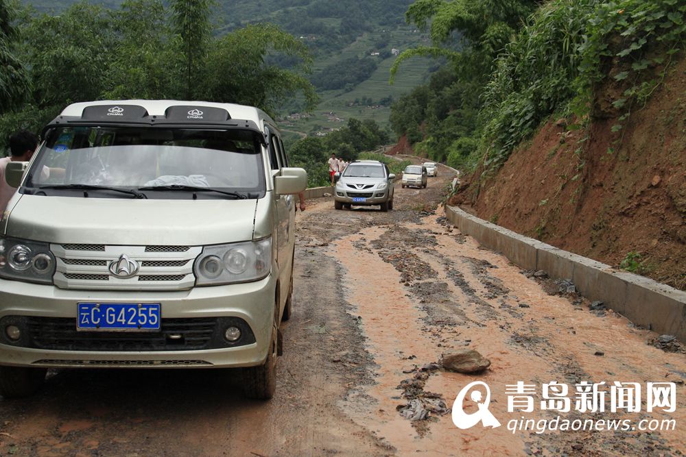 连线云南震区 青岛支教队员与孩子共患难