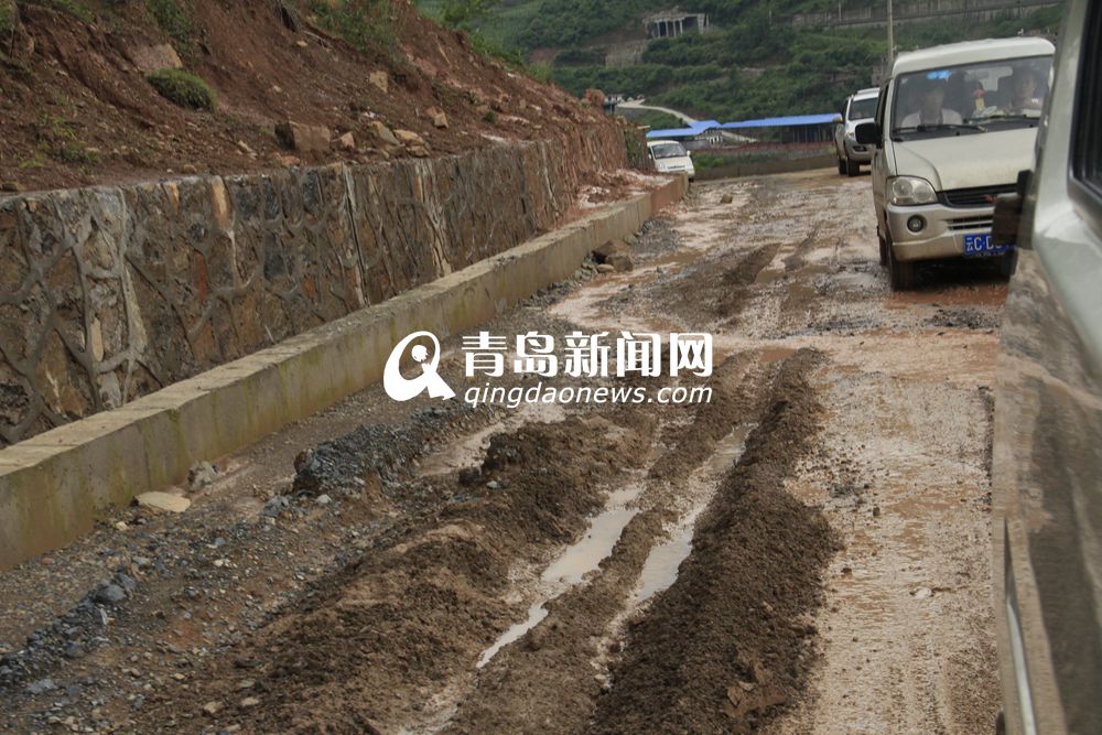 连线云南震区 青岛支教队员与孩子共患难