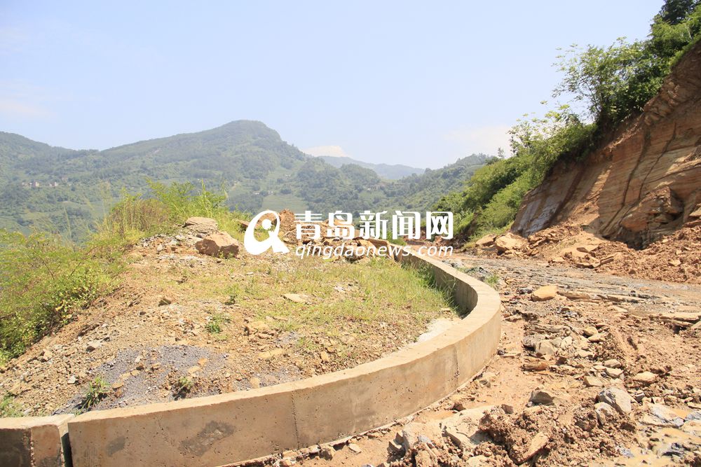 连线云南震区 青岛支教队员与孩子共患难