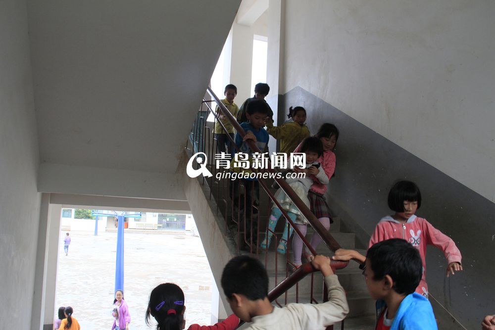 连线云南震区 青岛支教队员与孩子共患难