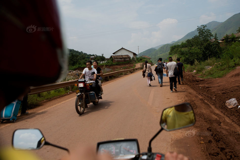 摩托车救援队 运资载人两不误
