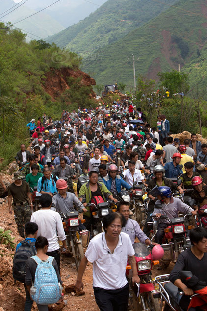 摩托车救援队 运资载人两不误